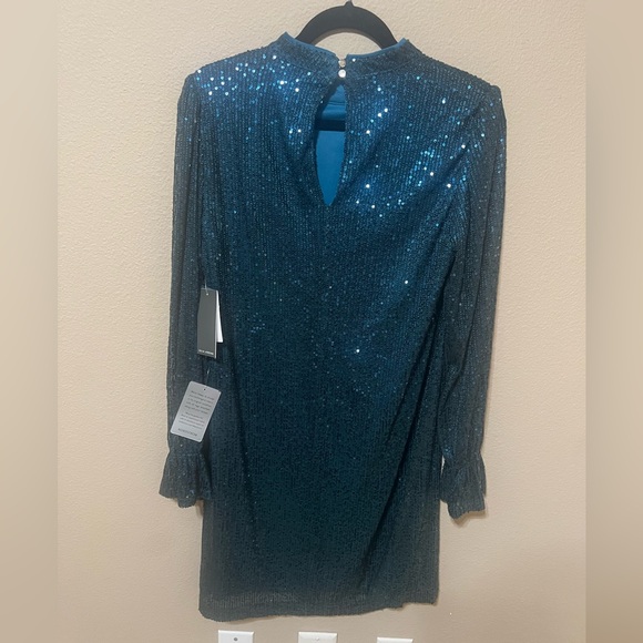 SEQUIN MOCK NECK SHEATH DRESS
Julia Jordan
SKU: JJ39804 - Picture 3 of 7